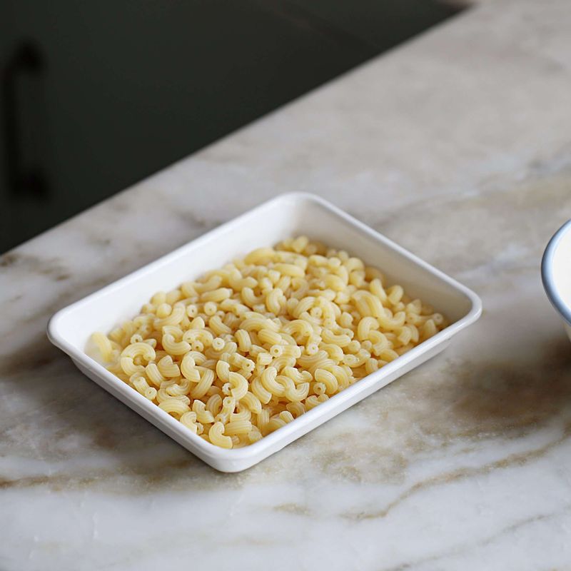 마카로니는 끓는 물에 약간의 소금을 넣고 10분 정도 삶고, 찬물에 헹군 후 체에 밭쳐 물기를 제거해주세요.
(마카로니 종류에 따라 사용설명서를 참고해 삶는 시간을 조절해주세요)