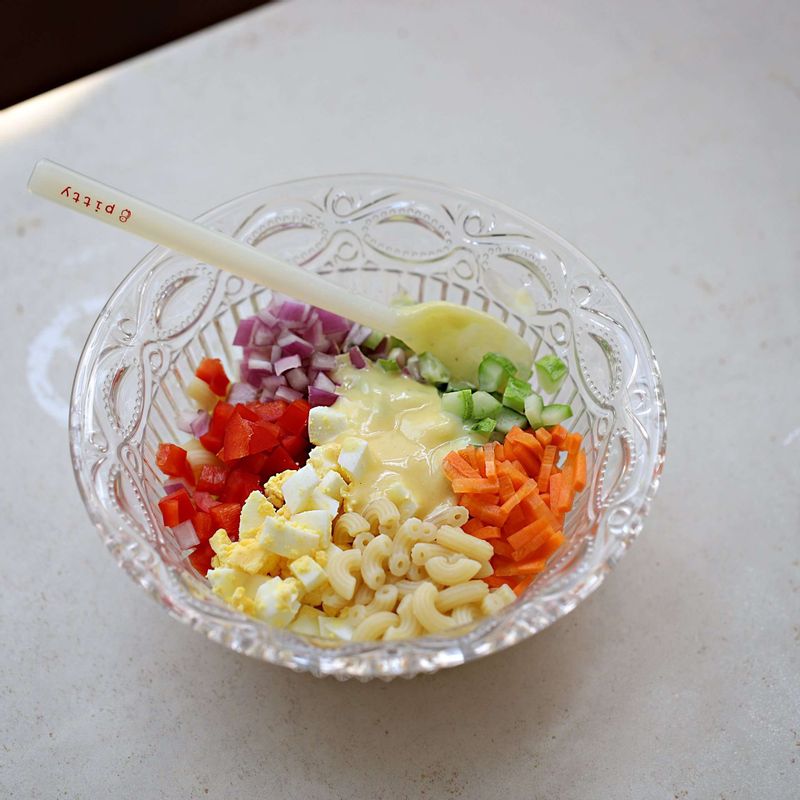 손질한 재료들과 소스재료를 볼에 넣고 섞어 샐러드를 만들어주세요.
(소금을 가감해 간을 맞춰주세요)