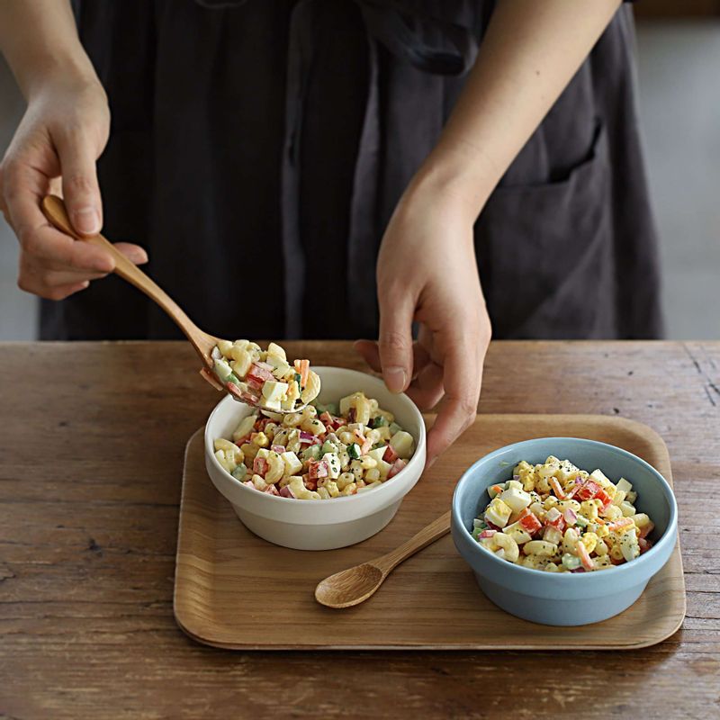 마카로니 샐러드를 접시에 담고, 파슬리가루를 뿌려 마무리해주세요.