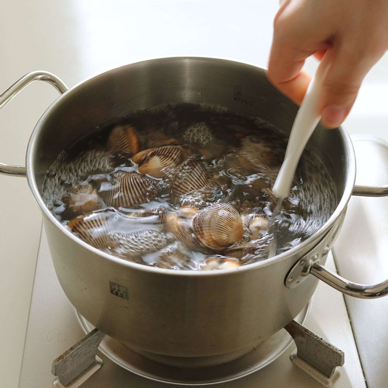흐르는 물에 깨끗이 씻은 꼬막을 준비해두고, 끓는 물에 찬물을 조금 넣어 온도를 떨어뜨리고 넣은 후, 한쪽 방향으로 저어주면서 삶다가 꼬막 입이 벌어지기 시작하면 건져주세요.
꼬막 삶은 물은 버리지 말고 해감이 덜된 꼬막살을 씻어주세요.
