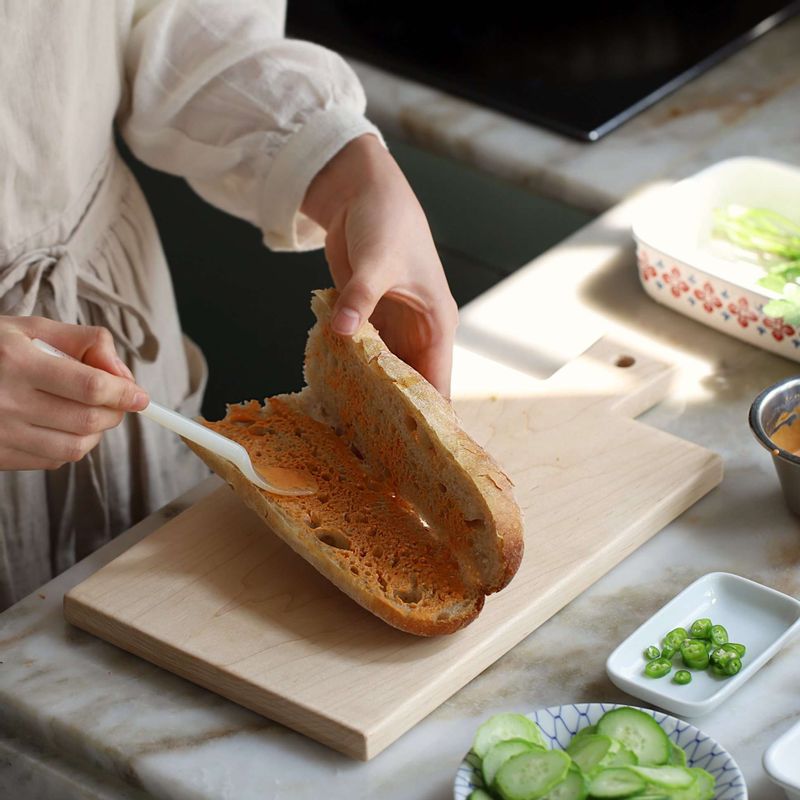 바게트는 길이로 길게 칼집을 넣은 후, 빵 양면에 스프레드 소스를 발라주세요.
(200도로 예열한 오븐에 2분 정도 바게트를 데워 만드시면 좀 더 바삭하게 드실 수 있어요)
