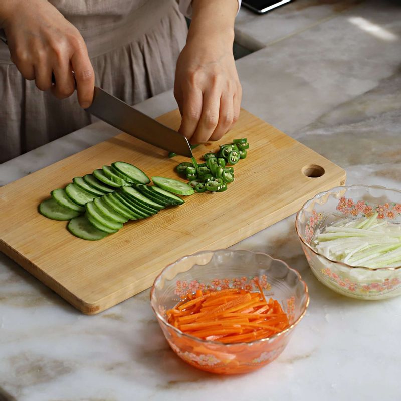 당근과 무는 채를 썰고 식초물 재료에 20분 정도 절여주세요. 오이는 동그랗게 편으로 썰고 청양고추는 송송 썰어주세요.