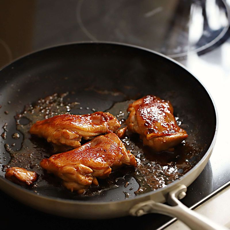 팬에 약간의 올리브유를 두르고, 중약불에서 닭다리 살을 앞뒤로 익혀준 후 먹기 좋게 잘라주세요.