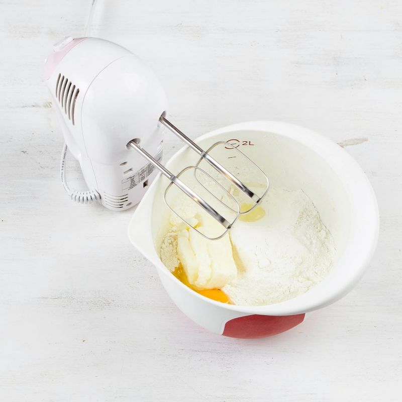 버터와 달걀은 실온상태가 되도록 냉장고에서 꺼내 30분 이상 실온에 두어 준비해주세요. 쿠키팬에 베이킹페이퍼를 깔아 준비하고, 오븐은 170℃로 10분간 예열해주세요. 볼에 실온 상태의 버터를 넣고, 핸드믹서 거품기의 가장 약한 단계에서 가볍게 풀어주세요.