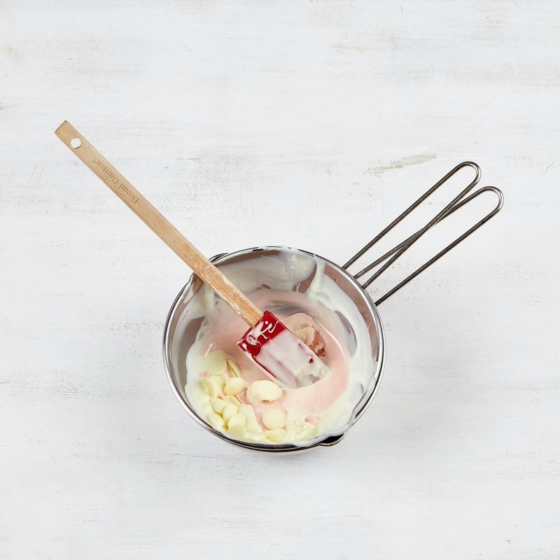 중탕볼에 화이트초콜릿과 딸기초콜릿을 넣은 후, 중탕으로 녹여주세요.