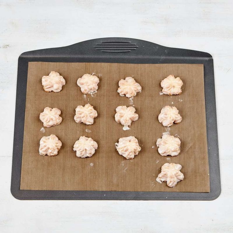 STEP4 에서 녹인 초콜릿에 식혀 놓은 쿠키를 넣었다가 빼 주세요.