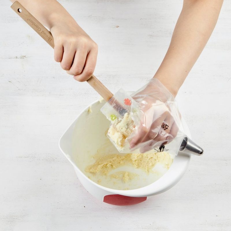 슈가파우더, 소금, 바닐라설탕을 넣고 핸드믹서 거품기 가장 약한 단계에서 섞어 주세요. 달걀흰자를 넣고 핸드믹서 거품기 가장 약한 단계로 다시 한 번 섞은 뒤, 박력분을 체에 내려 넣고 실리콘 주걱으로 가볍게 섞어주세요. 벚꽃모양깍지를 끼운 짤주머니에 완성된 반죽을 넣어 주세요.