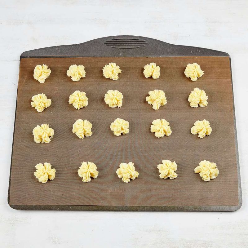 쿠키팬에 모양을 내어 짜주세요. 예열한 170℃오븐에서 10분간 구운 후, 식힘망에서 구운 쿠키를 식혀주세요.