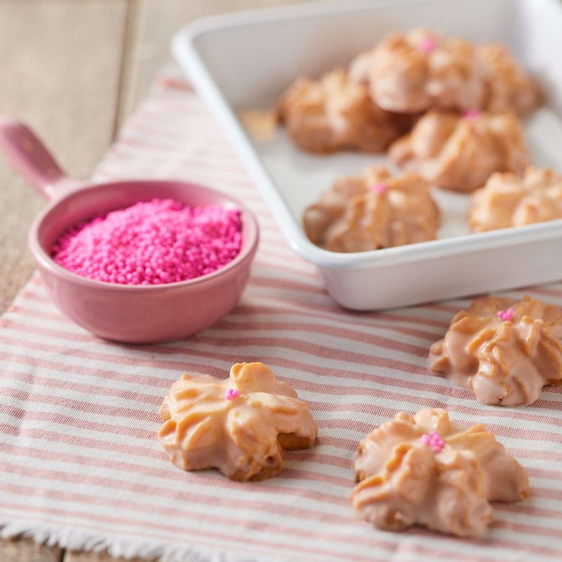 가운데 스프링클을 올려 장식해주세요.