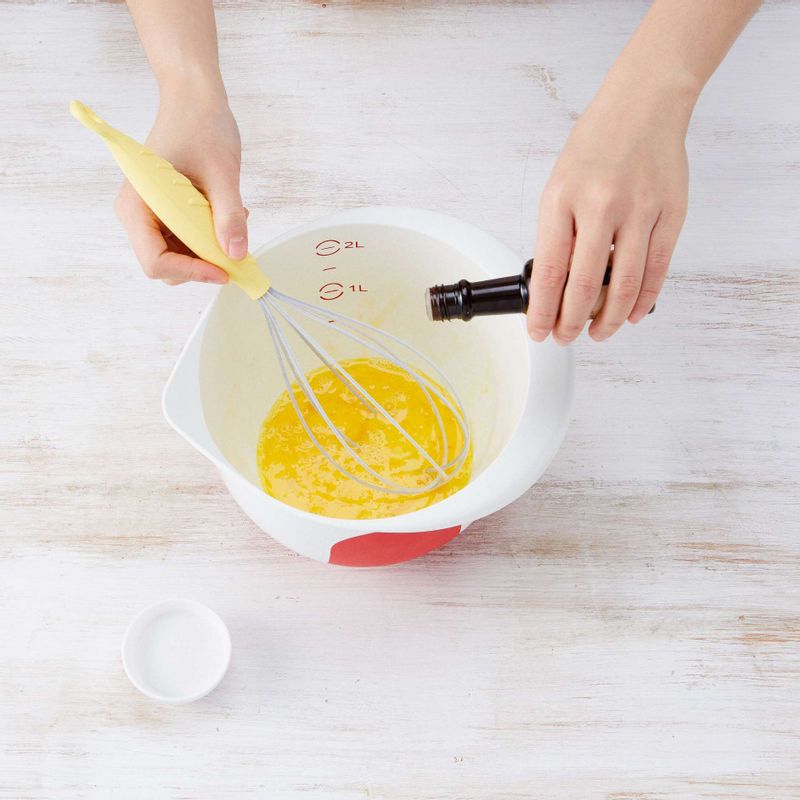 달걀과 우유는 실온 상태가 되도록 냉장고에서 꺼내 30분 이상 두세요. 딸기는 깨끗이 씻어 물기를 제거한 뒤 슬라이스 해주세요. 볼에 달걀을 넣고 손거품기로 가볍게 풀어준 뒤, 소금, 설탕 바닐라엑스트랙트를 넣고 손거품기로 골고루 섞어주세요.