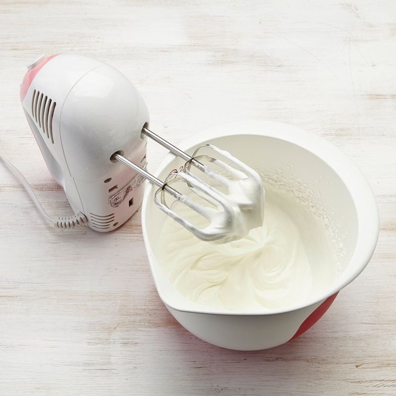 볼에 차가운 생크림을 넣고 설탕을 넣은 뒤 단단한 거품이 될 때까지 핸드믹서 거품기의 가장 센 단계에서 휘핑 해주세요.