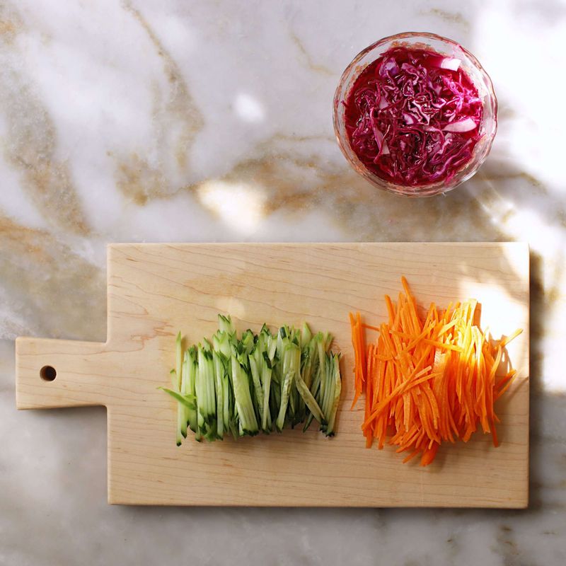 적채는 얇게 채를 썰고 식초물 재료를 전자레인지에 1분 정도 돌려 설탕 입자가 녹으면 채썬 적채를 담가 20분정도 절여주세요. 당근과 오이는 곱게 채를 썰어주세요.
(적채는 김밥을 쌀 때에는 물기를 꽉 짜서 사용해주세요.)