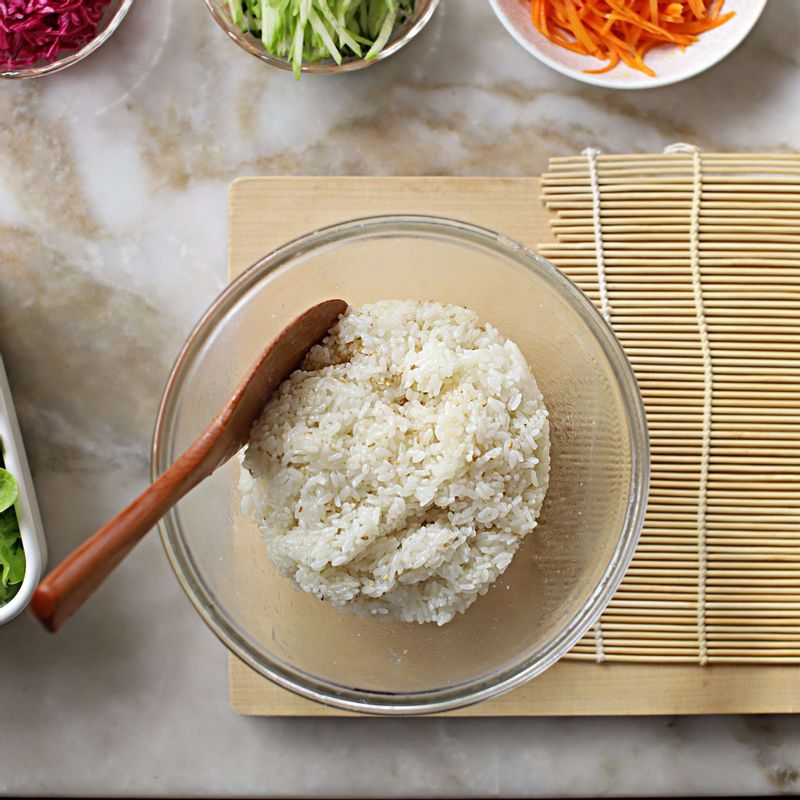 고슬고슬한 밥에 밥양념 재료를 넣고 밥에 밑간을 해주세요.