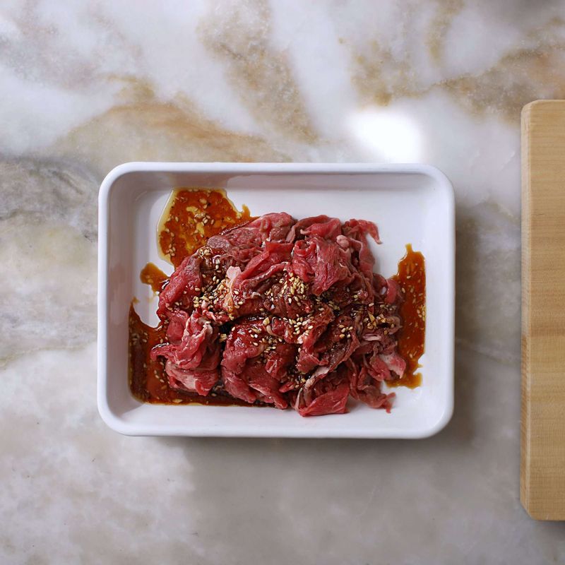 쇠고기는 키친타월에 올려 핏물을 제거하고, 먹기 좋은 크기로 썰어 불고기 양념에 10분정도 재워주세요.