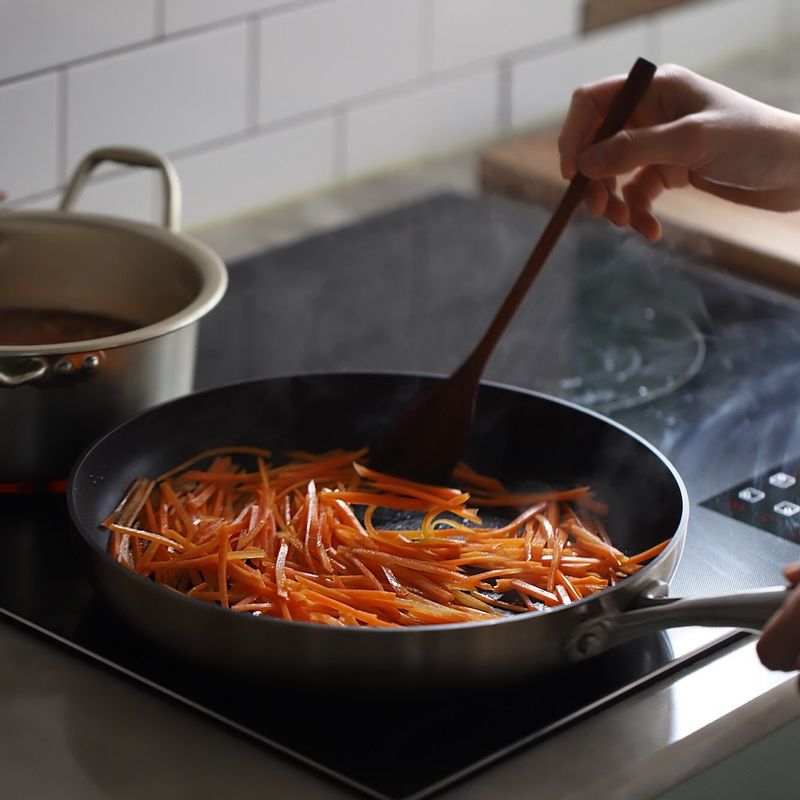 달군 팬에 기름을 두르고 당근채를 넣은 후 약간의 소금으로 밑간 해 볶아주세요. 팬을 한 번 닦고 쇠고기를 넣은 후 물기가 없어질 때까지 볶아주세요.