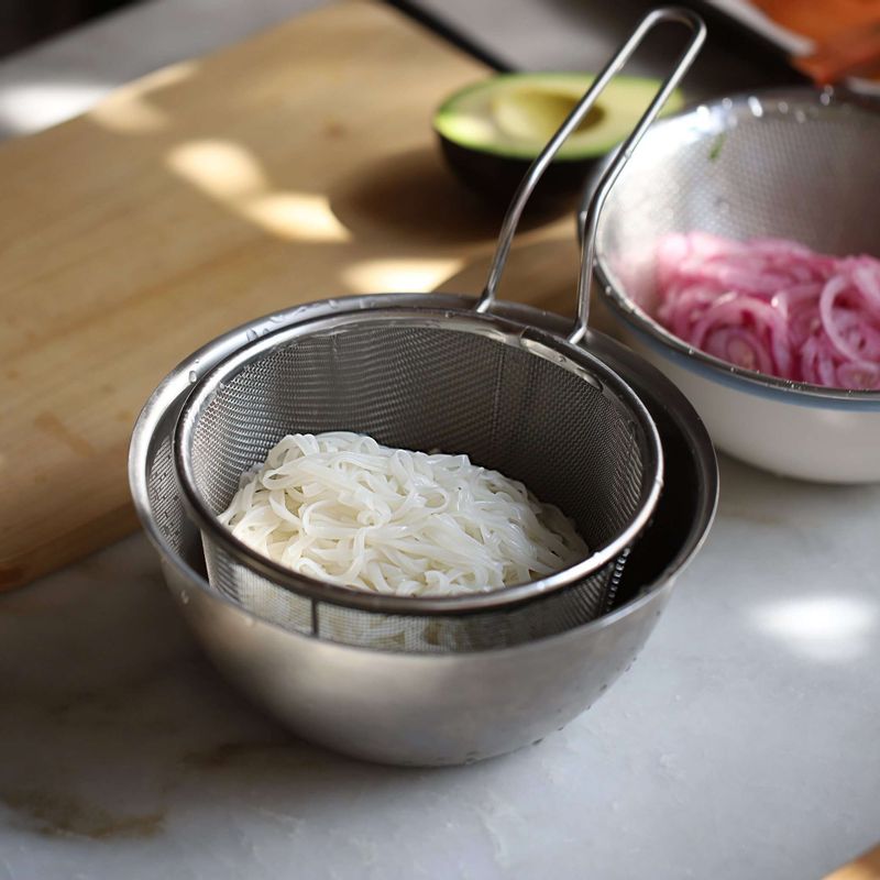 쌀국수는 찬물에 30분 정도 담가 두었다가 끓는 물에 30초간 데친 후 찬물에 바로 헹궈 물기를 빼주세요.
(쌀국수 면의 두께에 따라 삶는 시간을 가감해주세요.)