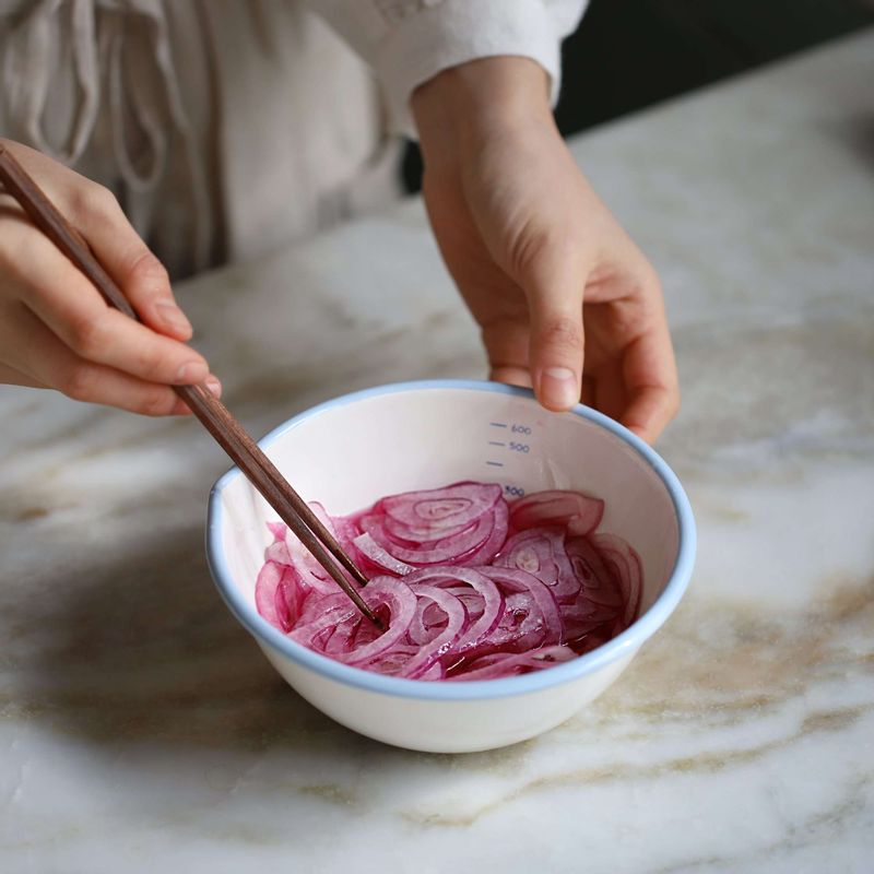 적양파는 링으로 얇게 슬라이스 한 후 양파절임 재료에 10분 정도 담가주세요.