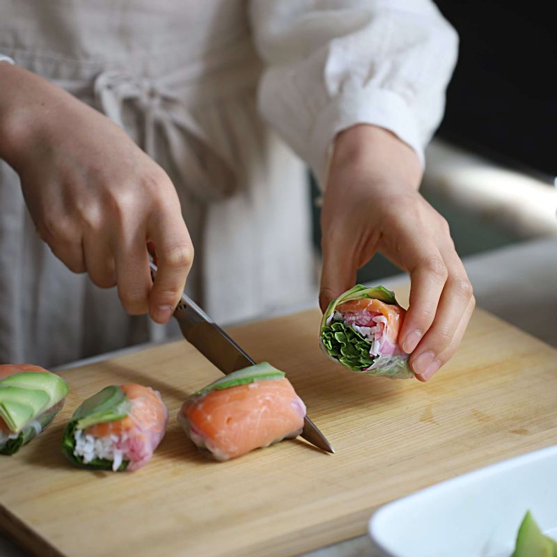 월남쌈을 먹기 좋은 크기로 2등분 해주세요.