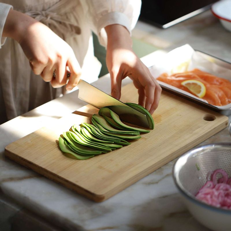 아보카도는 반으로 가른 후 씨를 빼고 껍질을 벗겨 길이로 얇게 잘라주세요. 잎채소는 깨끗이 씻어 물기를 빼주세요.
