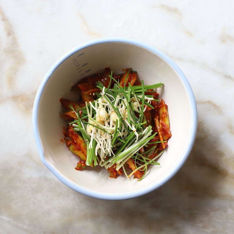 볼에 오이와 양념재료를 넣고 무친 후 달래를 넣어 가볍게 섞어주세요.