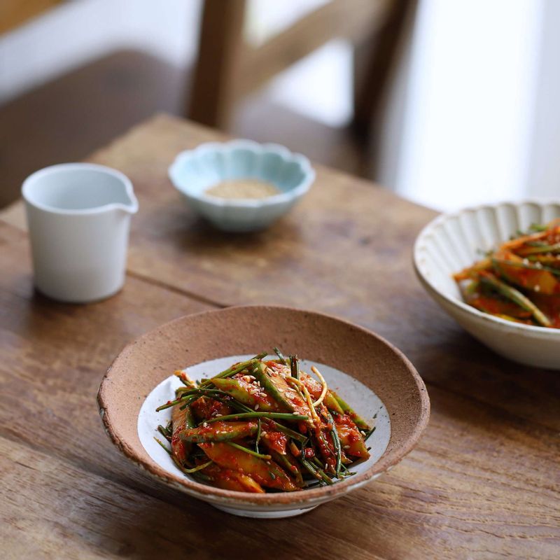 접시에 오이달래무침을 담고 통깨를 뿌려주세요.