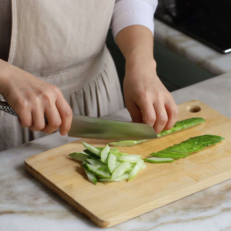 오이는 굵은 소금에 비벼 씻은 후 길게 4등분하고, 씨부분을 제거해 어슷하게 일정한 두께로 썰어주세요.