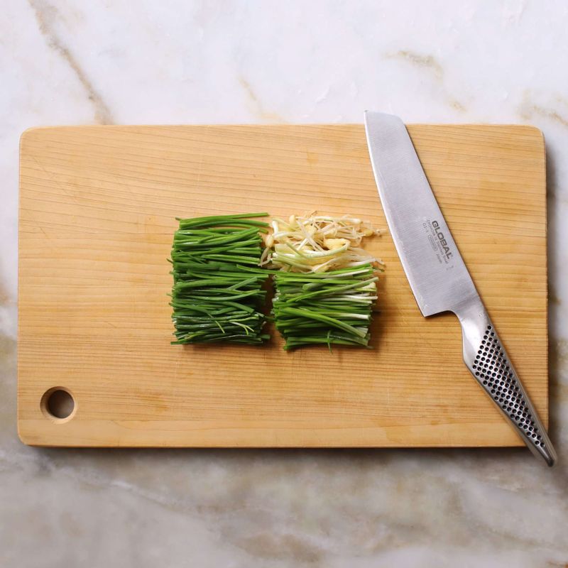 달래는 뿌리 안쪽의 불순물과 지저분한 겉껍질을 떼어내고, 깨끗이 씻어 먹기 좋은 길이로 잘라주세요.