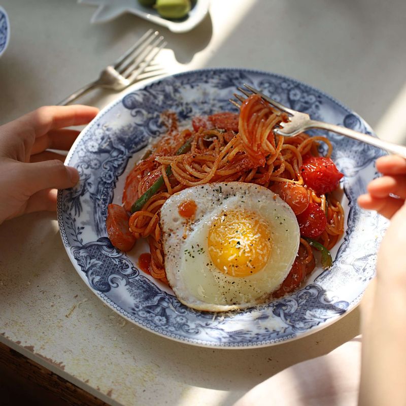 그릇에 나폴리탄 스파게티를 담고 반숙달걀프라이를 올린 후 파마산치즈블럭을 갈아 뿌려주세요.