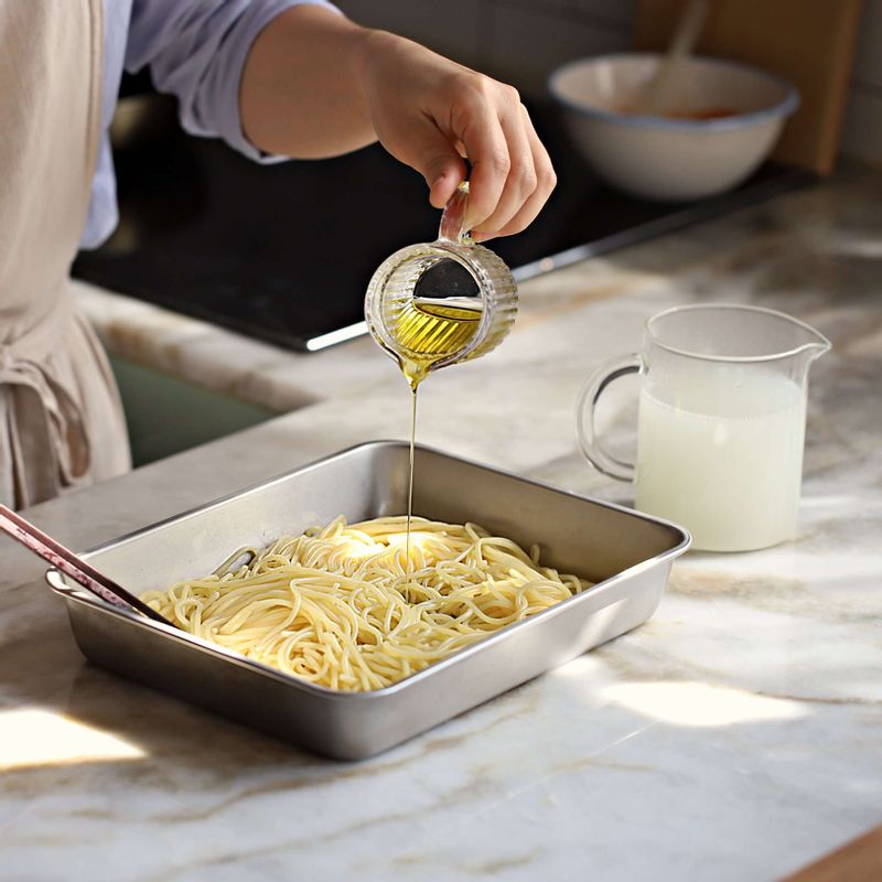 끓는 물에 약간의 소금과 스파게티면을 넣어 6분 정도 삶아 체에 밭쳐 물기를 빼고, 넓은 접시에 펼친 후 약간의 올리브유를 뿌려주세요.
(면 삶은 국물 면수를 1/4컵은 남겨주세요)