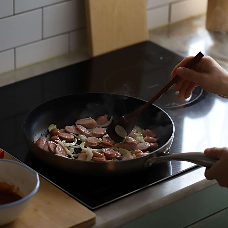 팬에 버터를 넣고 마늘편과 양파, 비엔나소시지를 볶다가 양파가 반쯤 익으면 방울토마토를 넣고 약간의 소금과 후추를 넣어 볶아주세요.