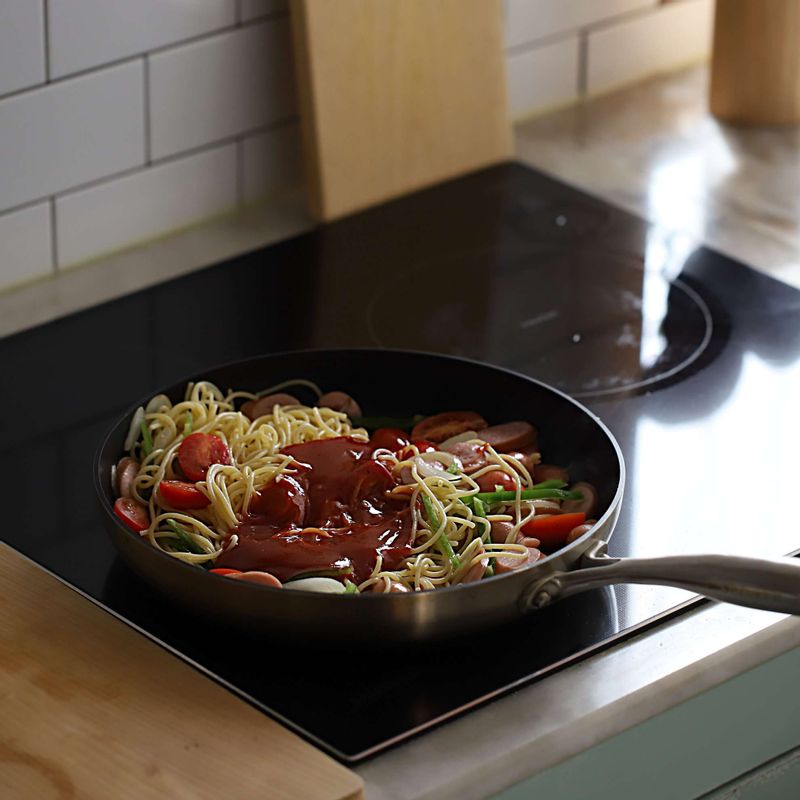 스파게티면과 피망채를 넣어 볶다가 소스 재료를 넣고 골고루 섞이도록 볶아주세요.
(면 삶은 면수를 넣어 농도를 맞춰주세요)