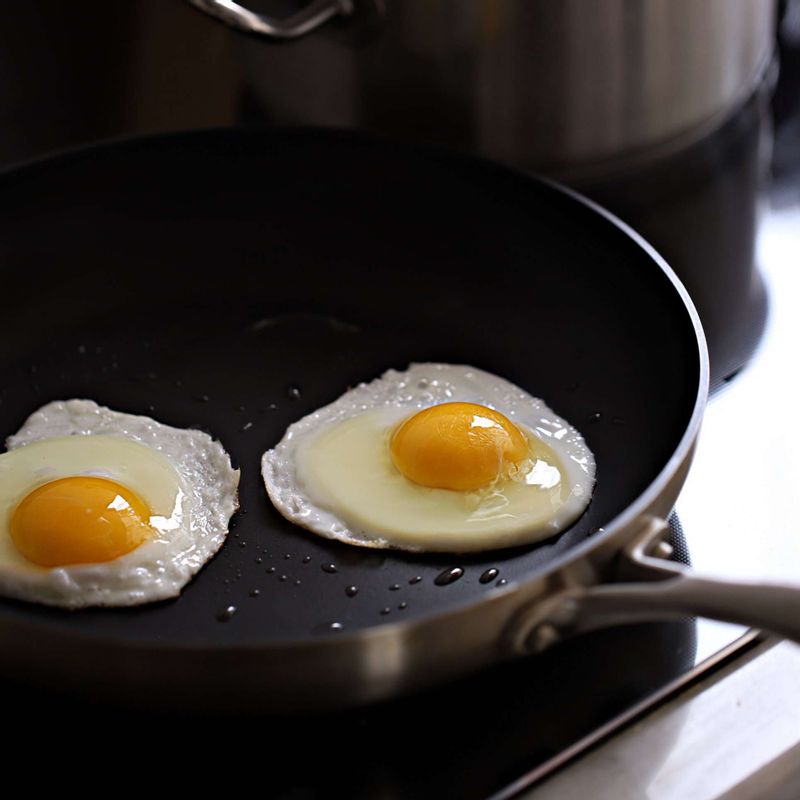 달군 팬에 달걀을 반숙으로 프라이해주세요.