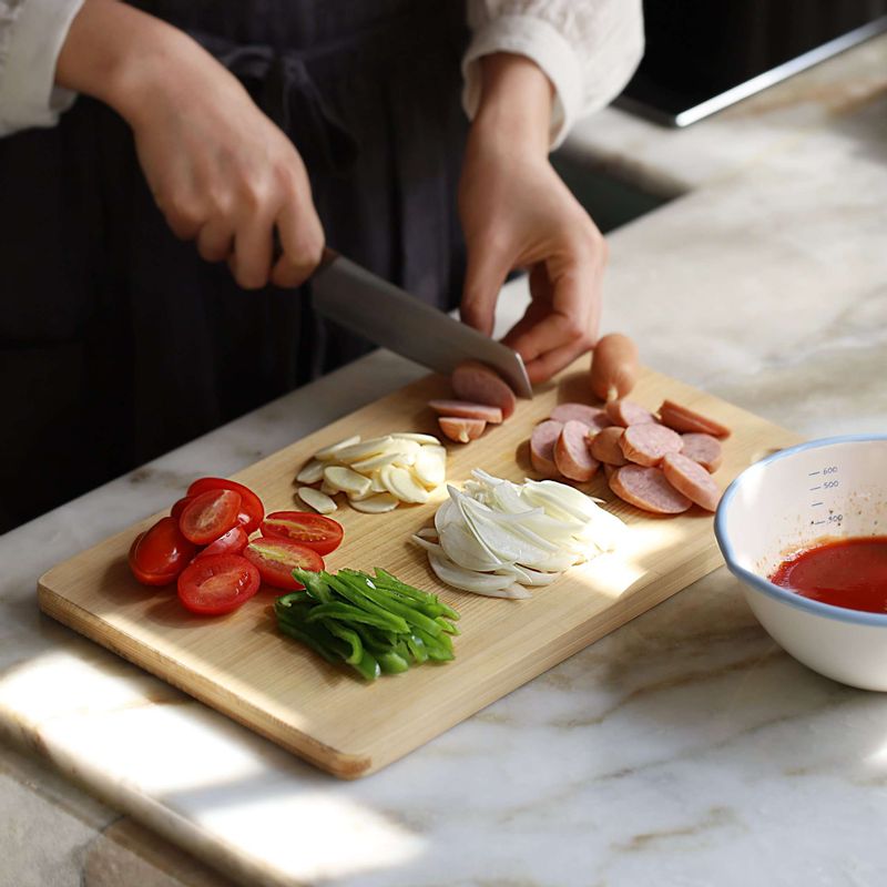 비엔나소시지는 어슷하게 자르고, 양파와 피망은 채를 썰어주세요. 마늘은 편으로 썰고 방울토마토는 반으로 잘라주세요. 볼에 소스 재료를 넣고 섞어주세요.