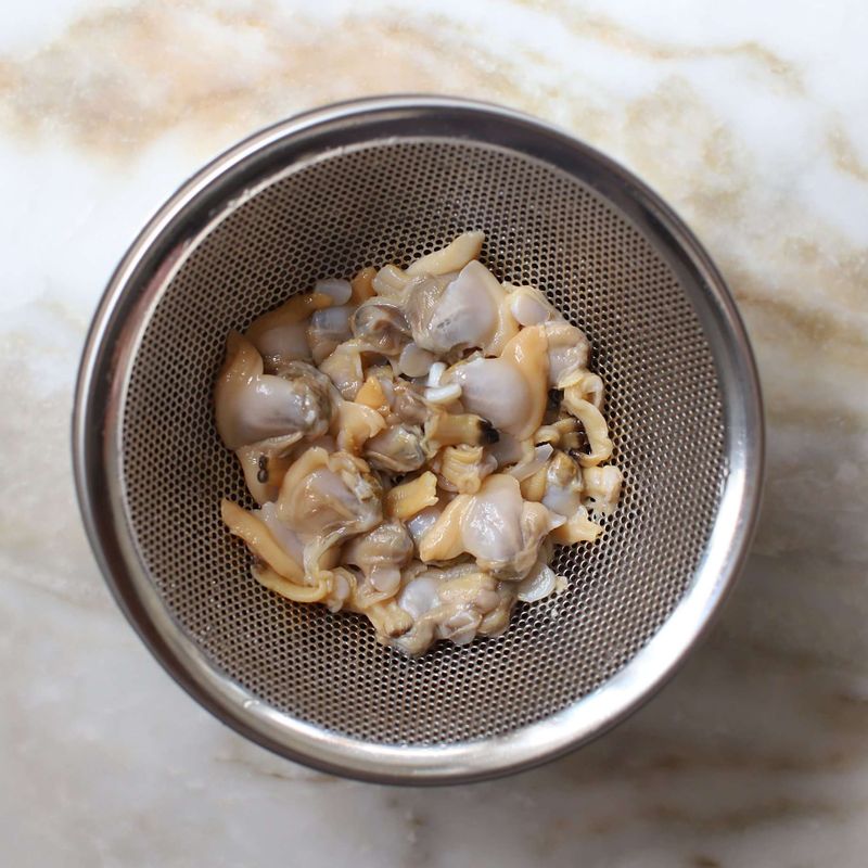 바지락살은 약간의 소금을 넣은 물에 흔들어 씻은 후 체에 밭쳐 물기를 빼주세요.