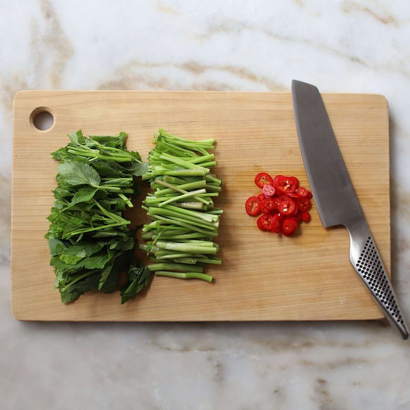 미나리는 깨끗이 씻어 4센치 길이로 자르고, 홍고추는 송송 썰어주세요