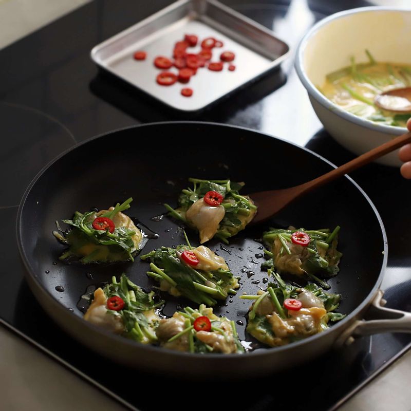 달군 팬에 약간의 기름을 두르고, 반죽을 수저로 떠서 동그랗게 모양을 잡은 후 홍고추를 올리고 바지락살이 익을 때까지 노릇하게 익혀주세요.