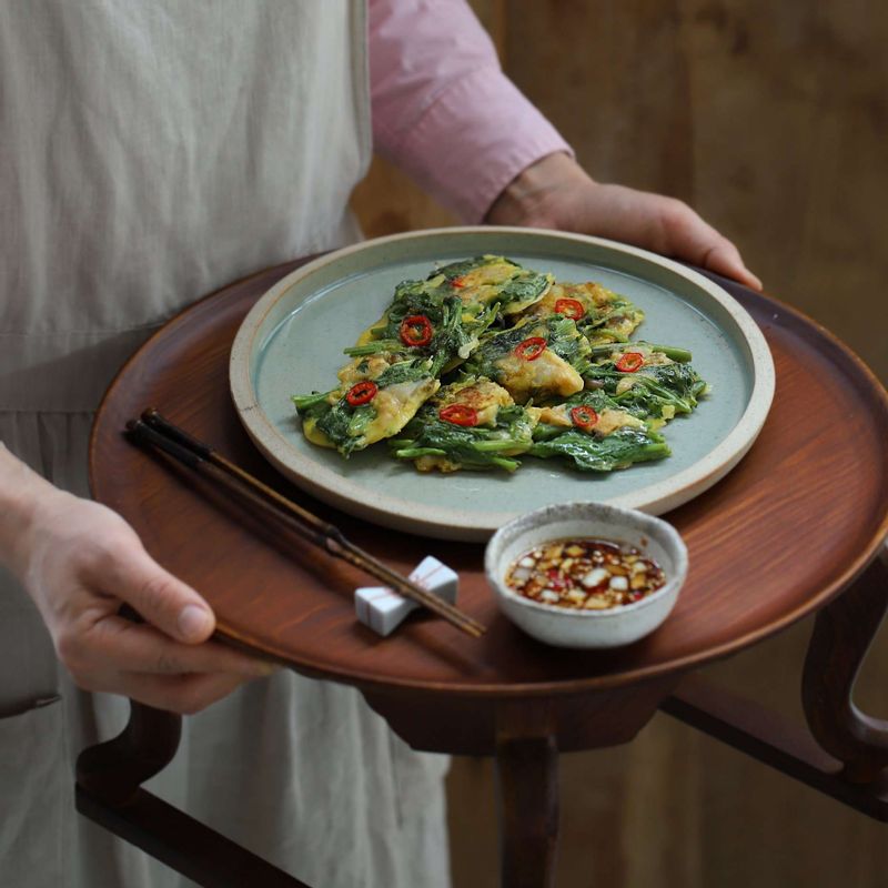 미나리바지락전에 전간장을 곁들여 즐겨주세요.
(전간장에 잘게 썬 양파와 홍고추를 넣어 드셔도 맛있답니다)