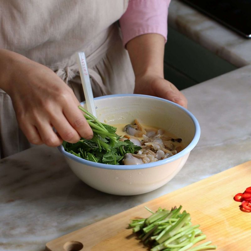 볼에 반죽재료를 넣고 잘 섞어준 후 미나리와 바지락살을 넣어 섞어주세요.
(노릇한 전을 만드시려면 노른자 한개를 추가로 넣어 만드셔도 돼요)