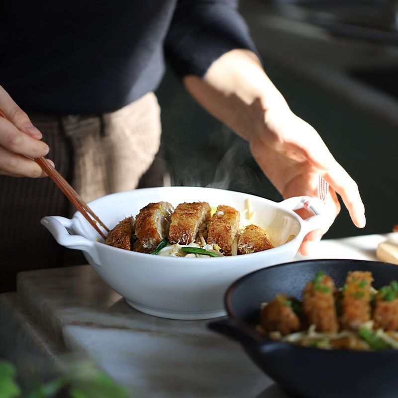 그릇에 밥을 담고 끓인 돈가스와 국물을 함께 올리고 송송 썬 실파를 올려주세요.