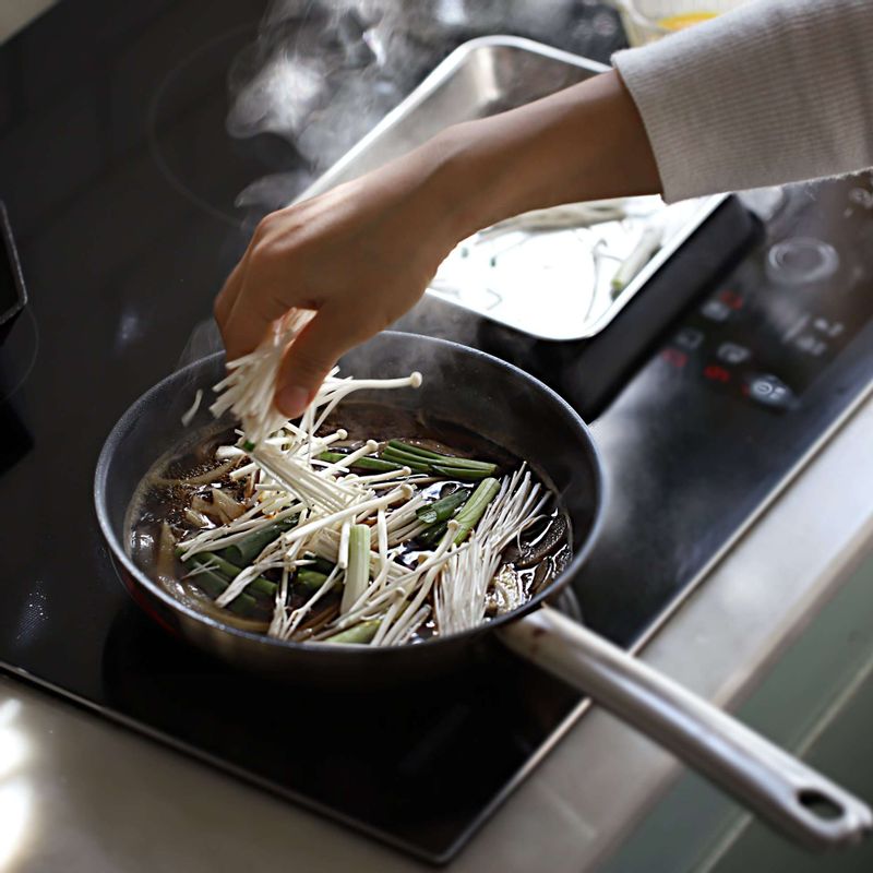 양파가 익으면 팽이버섯과 실파, 돈가스를 올리고 달걀물을 돌려가며 올린 후 달걀이 반숙으로 익으면 불을 꺼주세요.