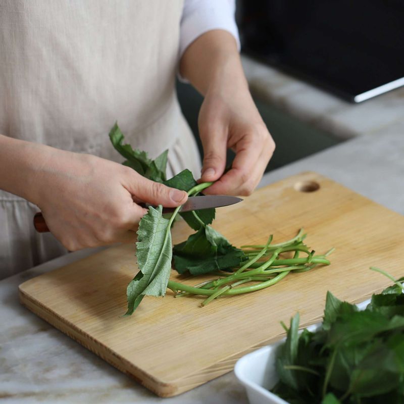 취나물은 질긴 잎과 굵은 줄기부분을 자르고 깨끗이 씻어주세요.