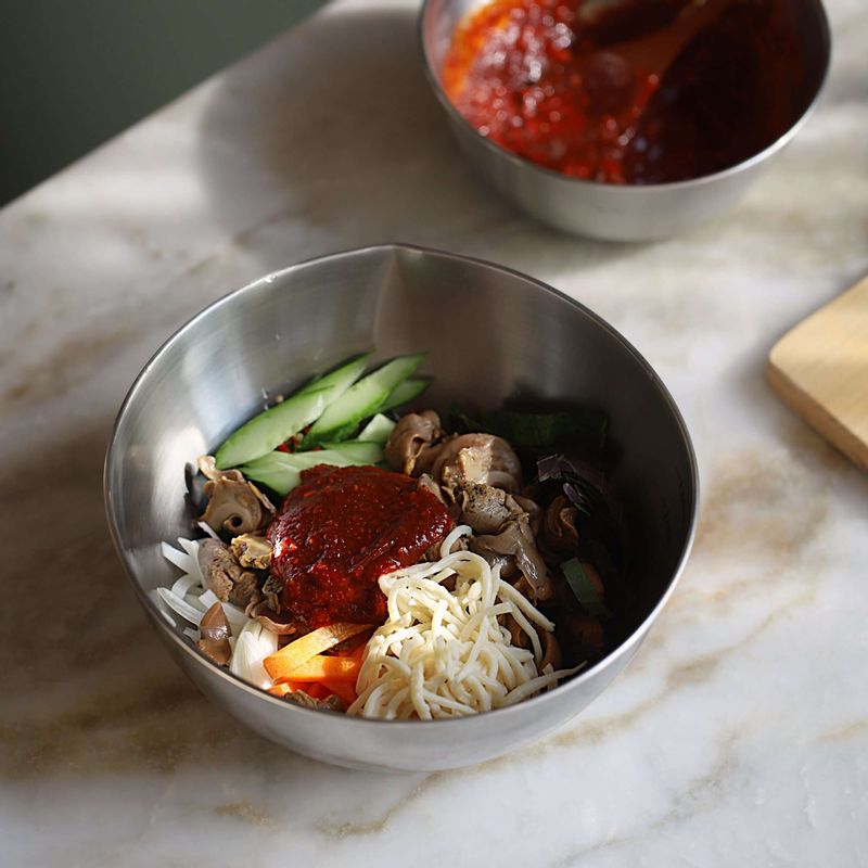 볼에 골뱅이와 손질한 채소, 진미 오징어채, 양념장을 넣고 섞어주세요.