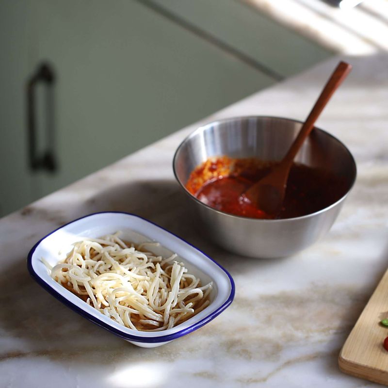 진미 오징어채는 먹기 좋게 자른 후, 골뱅이 통조림국물 3큰술에 담가 불려주세요.
볼에 양념소스 재료를 넣고 섞어주세요.