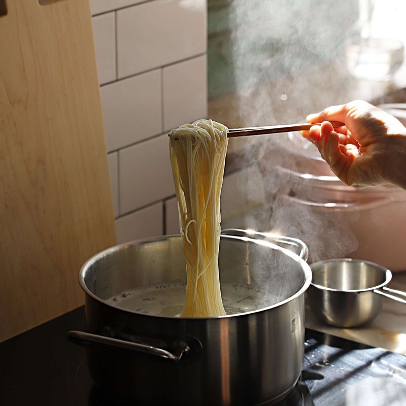 끓는 물에 소면을 펼쳐 넣고 젓가락으로 저어 면끼리 달라붙지 않도록 저어주고, 물이 끓어오르면 찬물 반컵을 2~3번정도 반복해서 부어 국수를 삶아주세요. 흐르는 찬물에 소면을 여러번 씻어 전분기를 없애고, 동그랗게 모양을 잡은 후 체에 밭쳐 물기를 빼주세요.