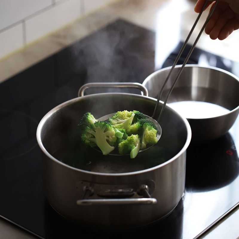 브로콜리는 소금을 약간 넣은 끓는 물에 살짝 데친 후 찬물에 헹궈 물기를 빼주세요