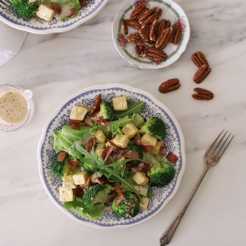 샐러드에 드레싱을 곁들여 즐겨주세요.