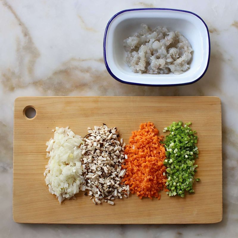 새우살과 표고버섯, 당근, 양파는 잘게 다져주세요. 실파는 송송 썰어주세요.