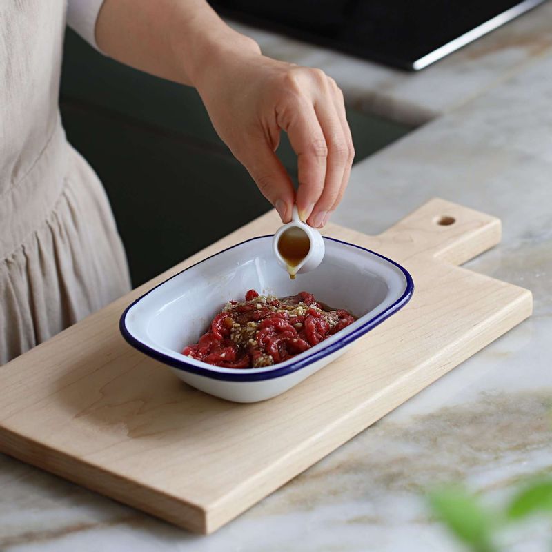 채썬 쇠고기는 키친타월에 올려 핏물을 빼고 고기양념에 10분 정도 재워주세요.