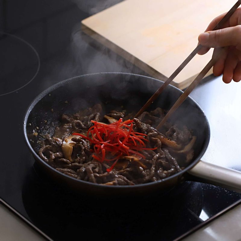 달군 팬에 쇠고기와 표고버섯을 넣어 볶다가 쇠고기가 익으면 홍고추를 넣어 살짝 볶아주세요.