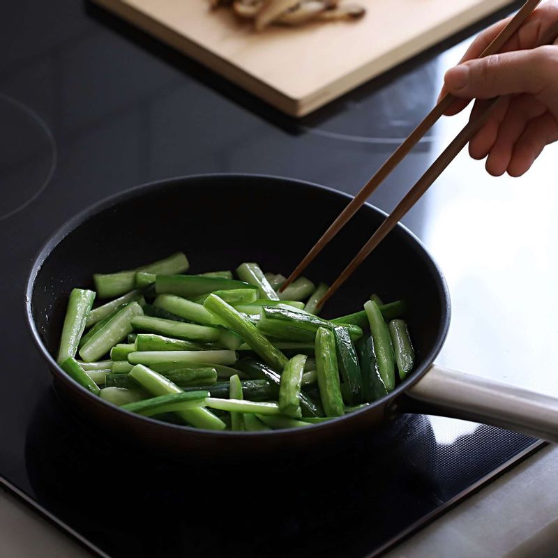 달군 팬에 오이를 넣고 선명한 녹색이 될 때까지 센불에서 살짝 볶아주세요.
